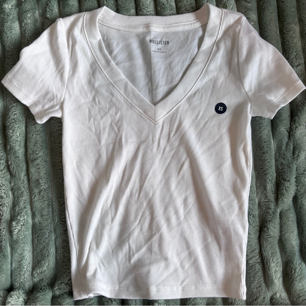 Hollister V-Neck Cropped Tee